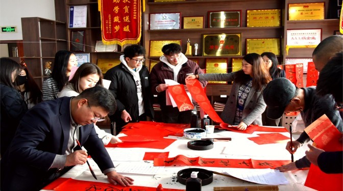 “筆墨傳情迎蛇年，春聯(lián)送福暖人心”——甘肅建科院工會開展春節(jié)送福送春聯(lián)活動