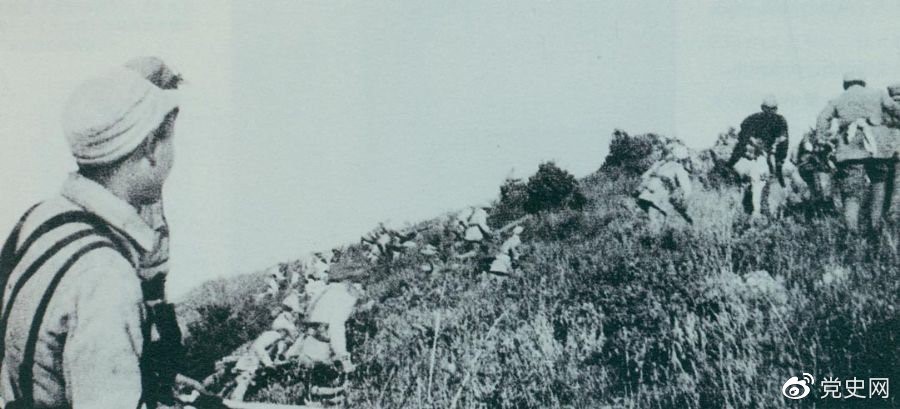 　　重慶談判期間，為了反擊國民黨軍隊的進攻，劉伯承、鄧小平于1945年9月發(fā)起上黨戰(zhàn)役。圖為晉冀魯豫軍區(qū)部隊正向老爺嶺沖鋒。