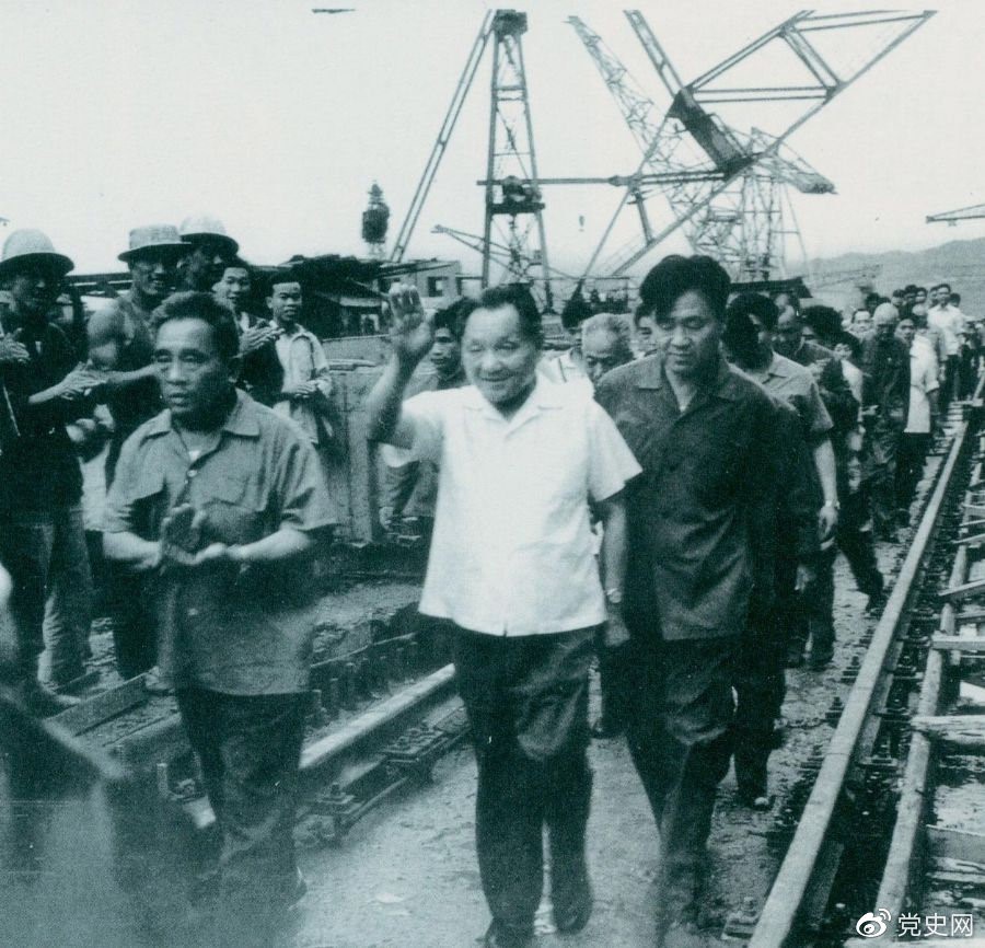 1980年7月12日，鄧小平到葛洲壩水利樞紐工程視察。