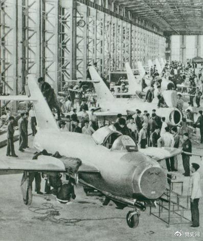 　　1956年7月19日，國產(chǎn)第一架噴氣式戰(zhàn)斗機在沈陽首次試飛成功，標(biāo)志著中國具備了獨立研制空軍武器裝備的能力。圖為國產(chǎn)第一批噴氣式飛機即將出廠。