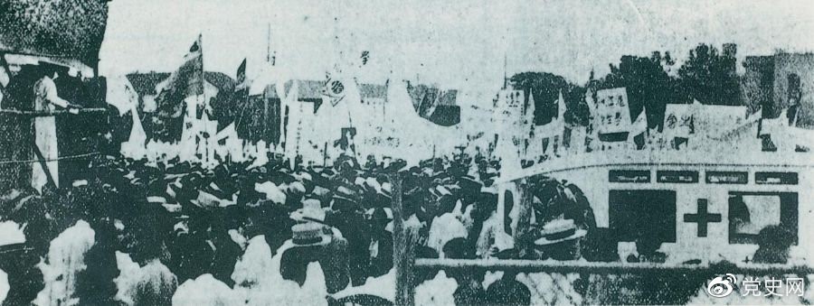 　　1925年6月7日，中國共產(chǎn)黨通過上?？偣?huì)聯(lián)合上海學(xué)生聯(lián)合會(huì)、上海各馬路商界聯(lián)合會(huì)等，成立了上海反帝運(yùn)動(dòng)的領(lǐng)導(dǎo)機(jī)關(guān)——工商學(xué)聯(lián)合會(huì)。11日，在該會(huì)的主持下，上海20萬群眾集會(huì)，通過了逞兇、賠償、取消領(lǐng)事裁判權(quán)等17項(xiàng)對(duì)外交涉條件。圖為大會(huì)盛況。