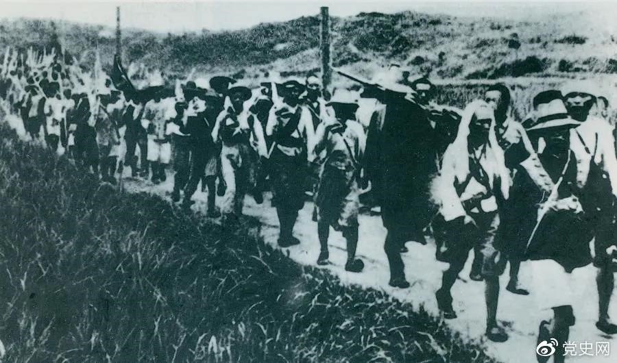 　　1931年5月16日至31日，紅一方面軍在毛澤東、朱德指揮下，連續(xù)打了5個勝仗，殲敵3萬余人，繳槍2萬余支，打退了國民黨軍隊的第二次“圍剿”。圖為行軍中的紅軍。