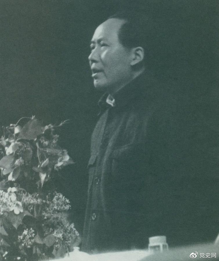 1945年6月11日，毛澤東在中國共產(chǎn)黨第七次全國代表大會(huì)上致閉幕詞。