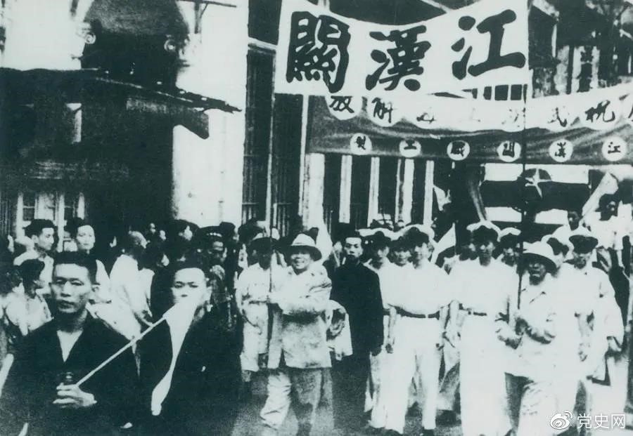 1949年5月17日，第四野戰(zhàn)軍解放武漢。圖為武漢人民歡慶解放。
