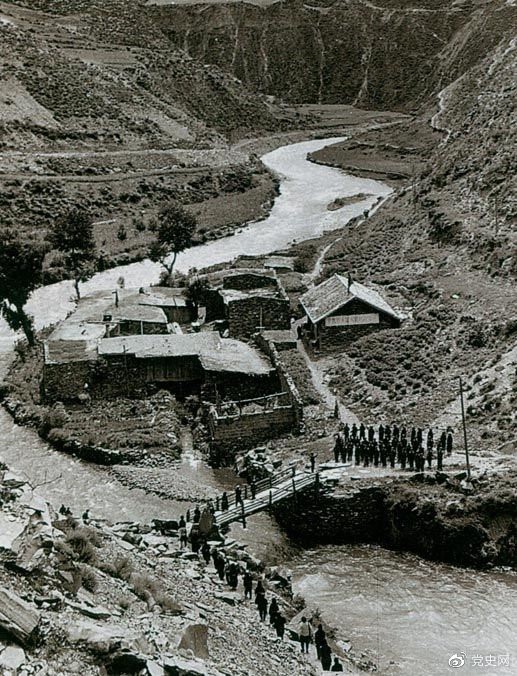 　　1935年6月12日，中央紅軍先頭部隊在夾金山北麓四川懋功達維鎮(zhèn)同紅四方面軍先頭部隊勝利會師。圖為當年的會師橋。