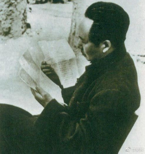 　　1946年6月，國民黨撕毀停戰(zhàn)協(xié)定和政協(xié)決議，挑起全面內(nèi)戰(zhàn)。這是毛澤東在延安審閱有關(guān)自衛(wèi)反擊的電報。