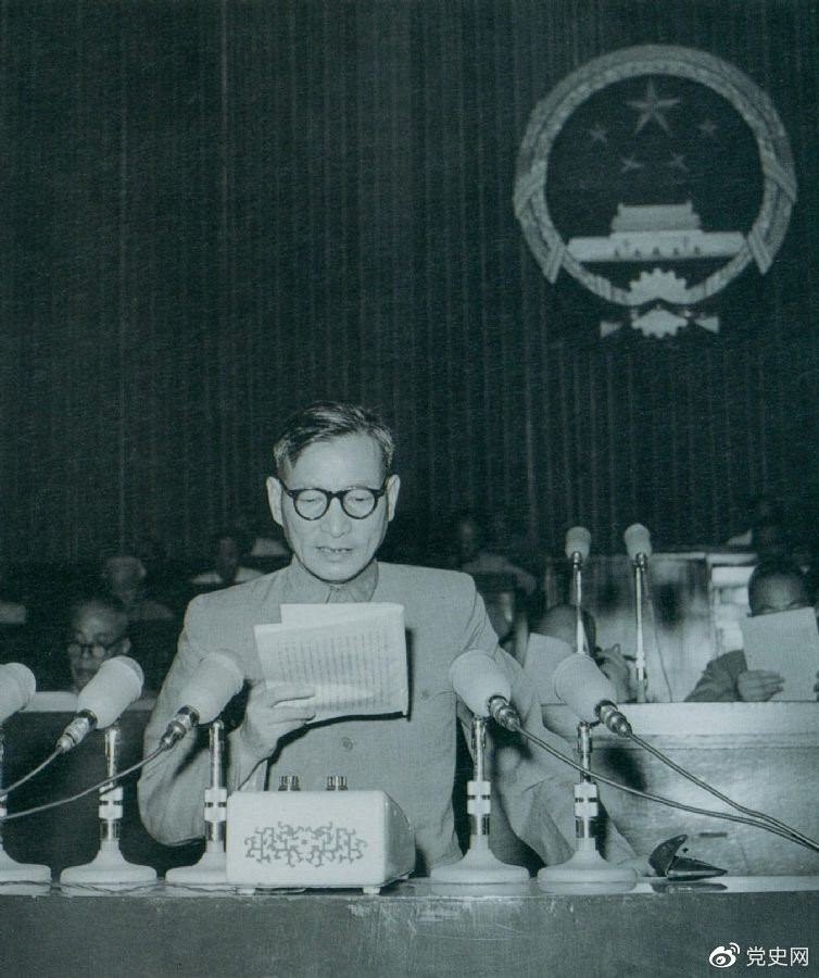 1955年7月，陳云在一屆全國(guó)人大二次會(huì)議上作堅(jiān)持和改進(jìn)糧食統(tǒng)購(gòu)統(tǒng)銷工作的報(bào)告。