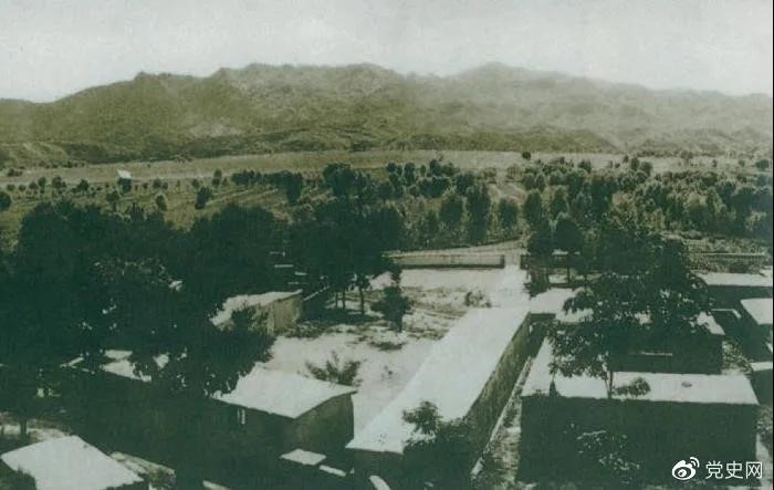 1948年5月，中共中央和人民解放軍總部由陜北遷到河北平山縣西柏坡。圖為中央領(lǐng)導(dǎo)人辦公處所俯瞰。