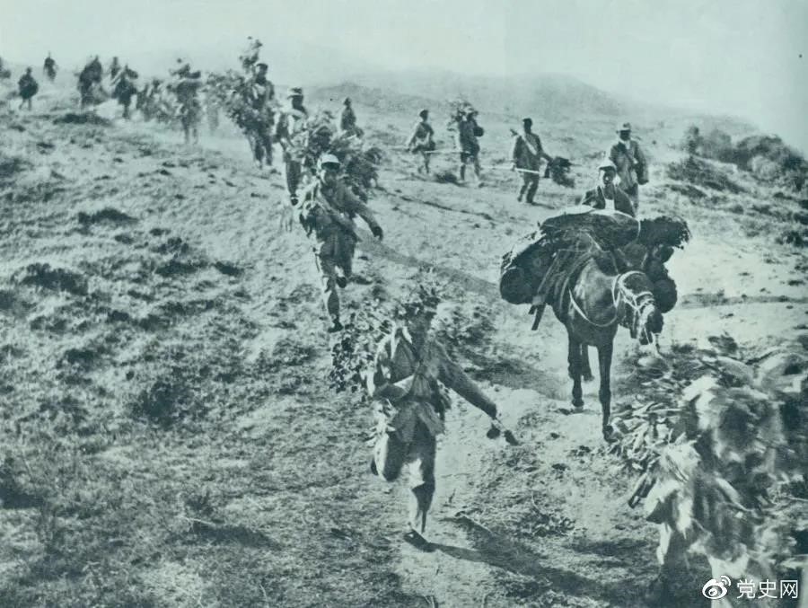 圖為1947年5月在孟良崮戰(zhàn)役中，華東野戰(zhàn)軍向孟良崮挺進(jìn)。