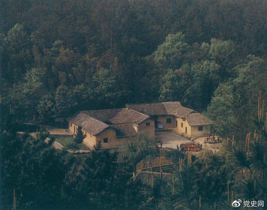 毛澤東故居——湖南省湘潭縣韶山?jīng)_上屋場(chǎng)。1893年12月26日，毛澤東在這里誕生。
