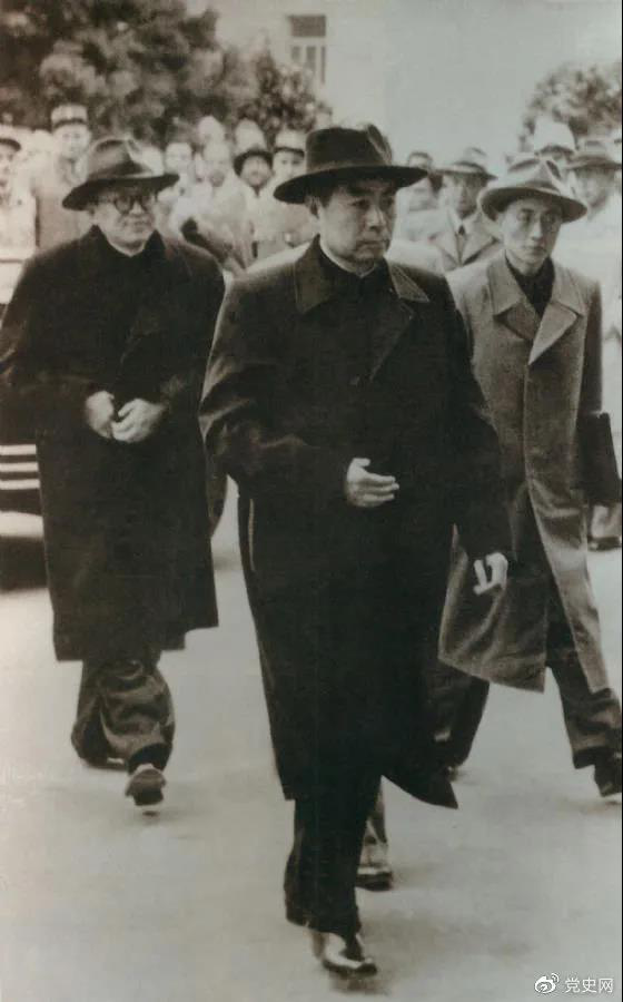 1954年4月26日，日內(nèi)瓦會(huì)議開幕。圖為周恩來率中國代表團(tuán)進(jìn)入會(huì)場。
