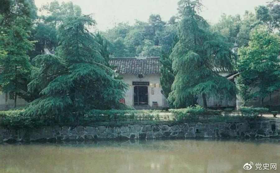 圖為任弼時故居。1904年4月30日，任弼時出生在湖南省湘陰縣熟塘鄉(xiāng)唐家橋（今屬汨羅市）。