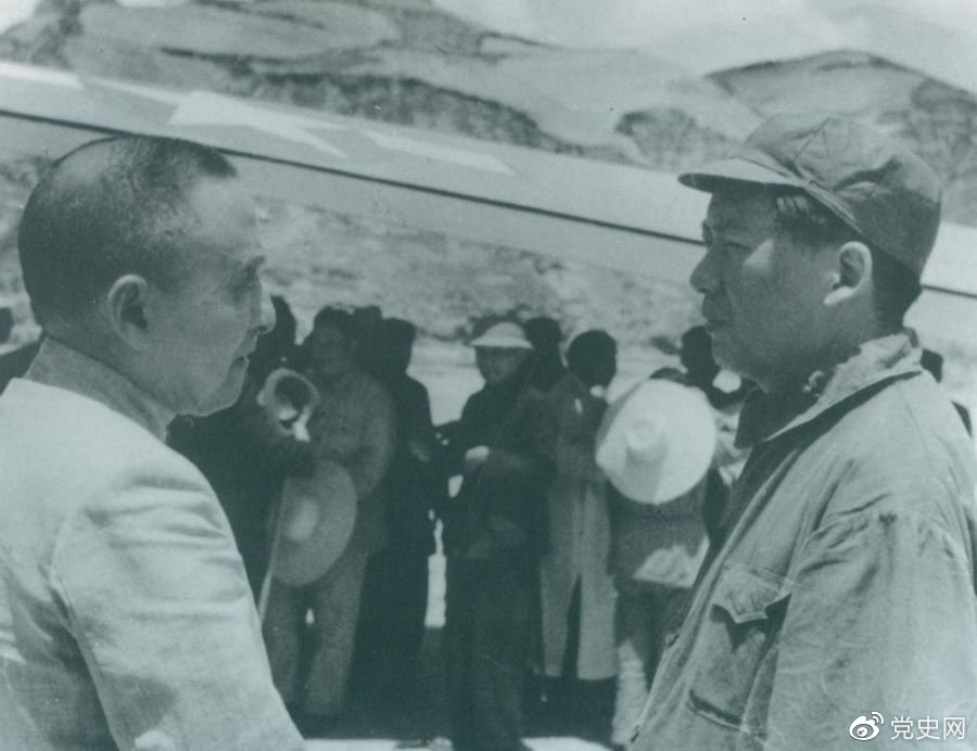 1945年7月1日，毛澤東歡迎黃炎培等民主人士來延安參觀。