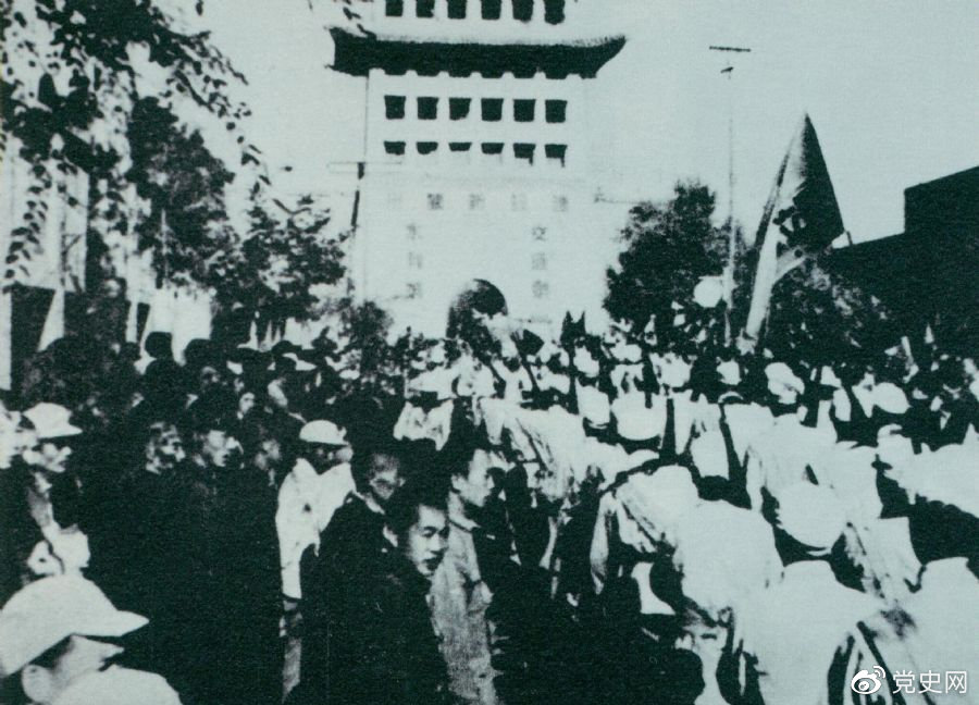 1949年8月，蘭州解放。圖為第一野戰(zhàn)軍開(kāi)進(jìn)蘭州市區(qū)。