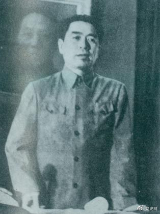 1949年7月6日，周恩來(lái)出席中華全國(guó)文學(xué)藝術(shù)工作者代表大會(huì)。圖為周恩來(lái)在會(huì)上作政治報(bào)告。