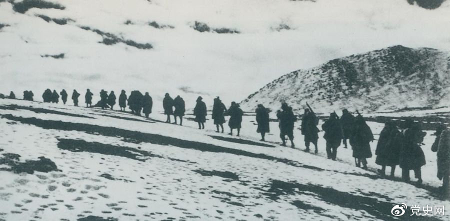 1950年3月，人民解放軍開始向西藏進(jìn)軍，10月6日至24日進(jìn)行了昌都戰(zhàn)役，攻占昌都，打開了進(jìn)軍西藏的大門，為和平解放西藏奠定了基礎(chǔ)。圖為迂回昌都南路的人民解放軍行進(jìn)在海拔5000米的怒山山脈雪嶺上。