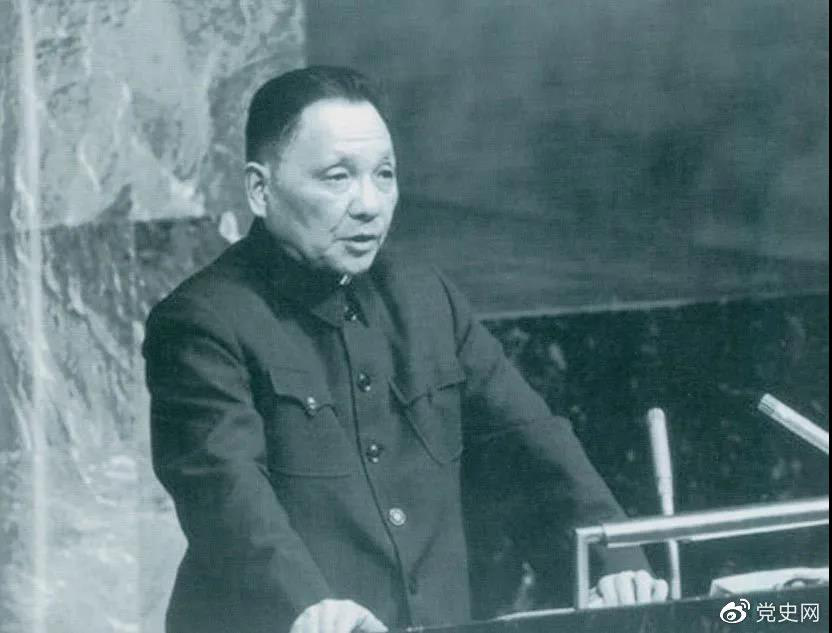 1974年4月10日，鄧小平在聯(lián)合國大會第六屆特別會議上發(fā)言。