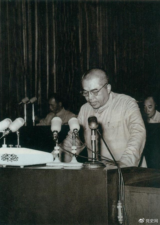 1955年7月30日，一屆全國人大二次會議通過《中華人民共和國兵役法》。圖為國防部部長彭德懷在會上作報告。