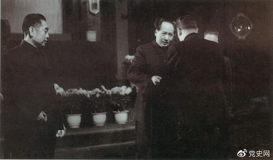 1949年10月2日，蘇聯(lián)政府首先承認中華人民共和國。10月3日，中蘇正式建交。圖為蘇聯(lián)第一任駐中國大使向毛澤東主席呈遞國書。