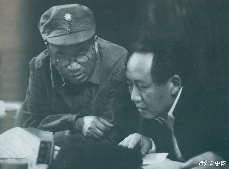 1945年4月，毛澤東和朱德在中國共產(chǎn)黨第七次全國代表大會(huì)上。