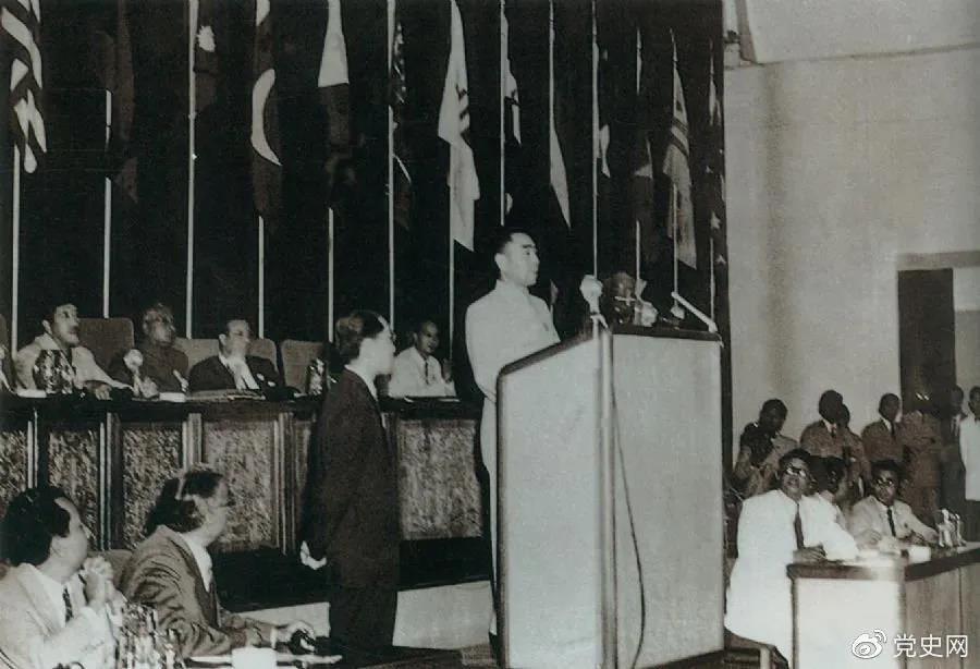 1955年4月18日，亞非會(huì)議在萬(wàn)隆開(kāi)幕。圖為19日周恩來(lái)在會(huì)議上發(fā)言。