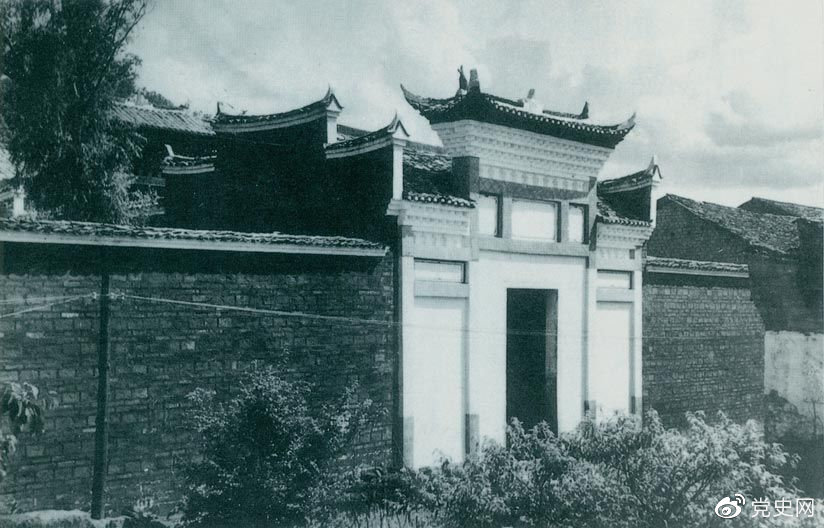 1927年10月3日，毛澤東率領(lǐng)湘贛邊界秋收起義部隊(duì)到達(dá)江西寧岡縣古城，主持召開前委擴(kuò)大會(huì)議，討論在井岡山建立革命根據(jù)地的問題。圖為會(huì)議舊址。