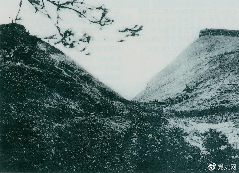 井岡山黃洋界哨口。1928年8月30日，紅軍以不足一個營的兵力，在這里擊退湘贛敵軍的進攻，取得黃洋界保衛(wèi)戰(zhàn)的勝利。至11月，紅軍又打破了兩省敵軍對井岡山根據(jù)地的第二次“會剿”。