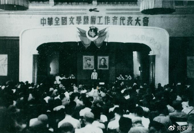 1949年7月2日至19日，第一次中華全國文學(xué)藝術(shù)工作者代表大會(huì)在北平召開。圖為大會(huì)會(huì)場。