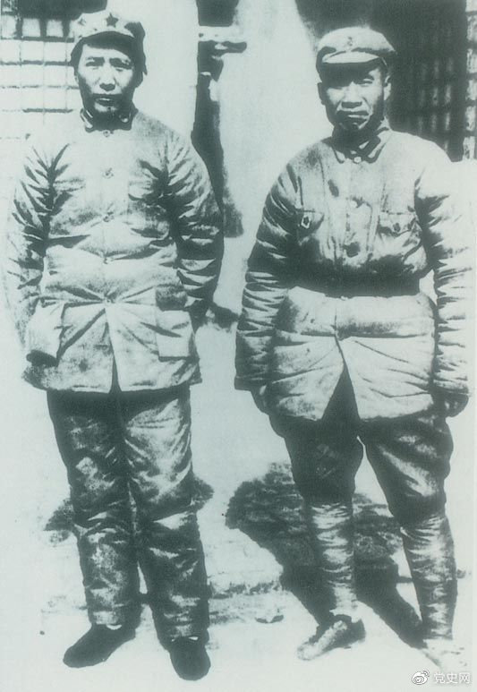 　　1937年7月7日，盧溝橋事變爆發(fā)。8日，中共中央通電全國，號召結成民族統(tǒng)一戰(zhàn)線抵抗日本侵略者。圖為1936年冬毛澤東和朱德在陜北。