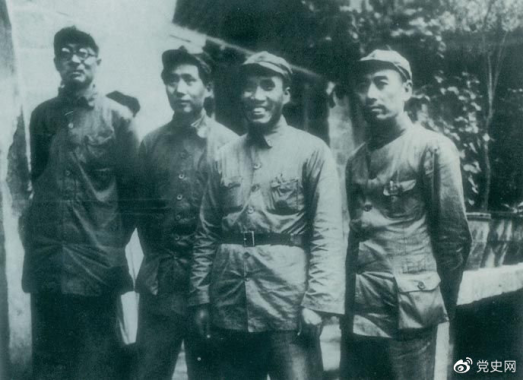 1937年8月22日至25日，中共中央在洛川馮家村舉行政治局?jǐn)U大會(huì)議（即洛川會(huì)議）。圖為毛澤東和朱德、周恩來(lái)、林伯渠的合影。