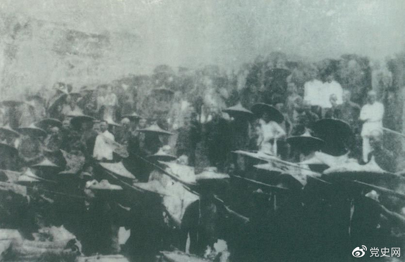 　　1926年7月9日，國民革命軍開始北伐。兩天后，北伐軍的先頭部隊葉挺獨(dú)立團(tuán)攻占了長沙。然后向武漢進(jìn)攻。一路上，迅猛發(fā)展的農(nóng)民運(yùn)動有力地配合了北伐戰(zhàn)爭。在湖南、江西、湖北，農(nóng)民運(yùn)動越來越引人注目。這是支援北伐戰(zhàn)爭的農(nóng)民自衛(wèi)軍。