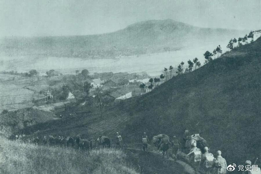 1945年4月6日，太行部隊(duì)等向白晉、同蒲沿線(xiàn)上的日軍展開(kāi)攻擊。這是八路軍向祁縣開(kāi)進(jìn)。